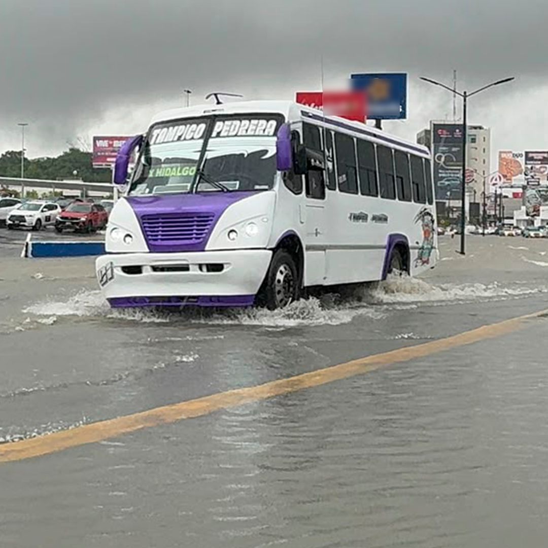 Lluvias Provocan Inundaciones y Tráfico Vehicular en Tampico; Reportan Autos Varados